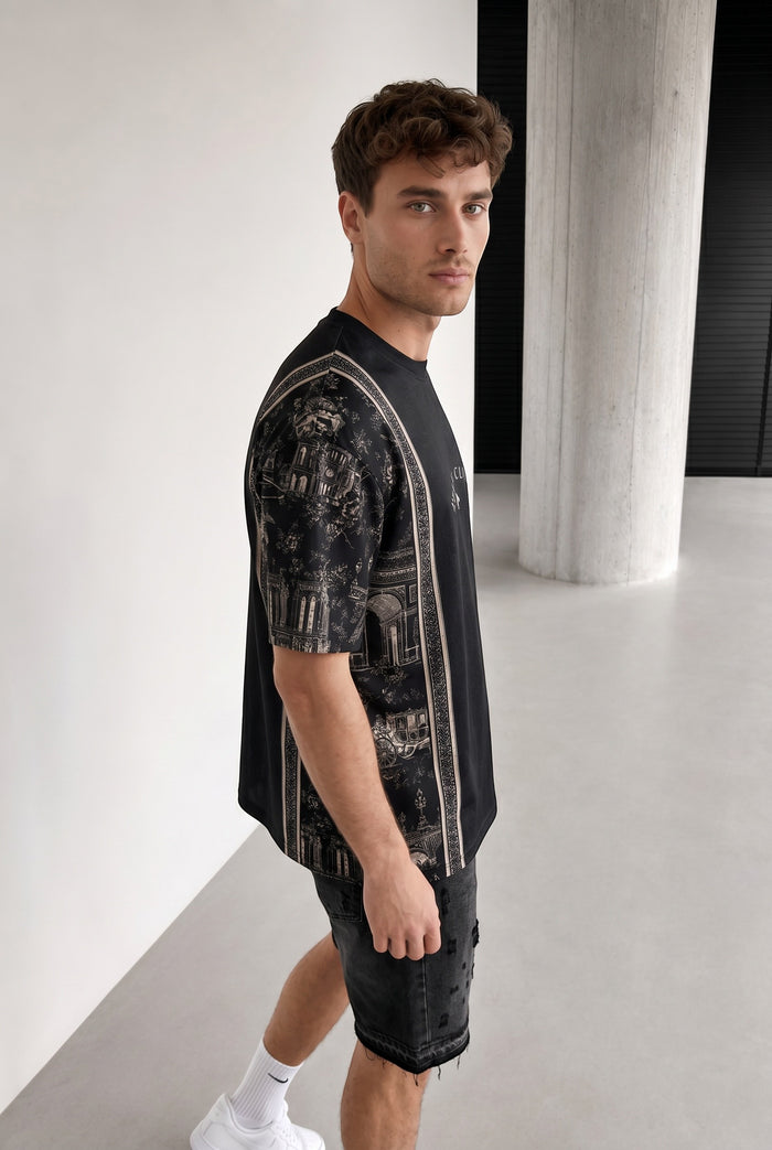 Homme portant un t-shirt noir bonhomme Club Paris en polyester et lycra avec imprimé architectural sur les manches
